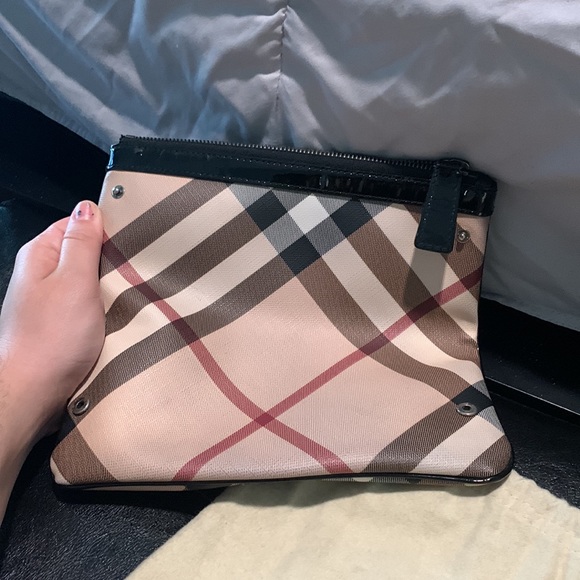BURBERRY CLUTCH MINT CONDITION. ONLY USED TWICE - Picture 2 of 3